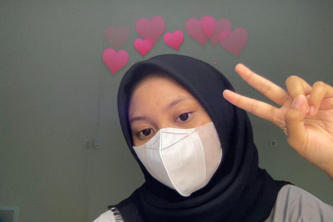 saya dan seragam olah raga dan fitur pemercantik diri ialah filter buncahan hati di atas kepala saya dan seragam olah raga dan fitur pemercantik diri ialah filter buncahan hati di atas kepala